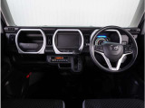 【インパネ周り】視界がよく運転しやすい設計となっております。インパネ周りもすっきりと洗練されたデザインで高級感が溢れています。日々のドライブを飽きさせません。