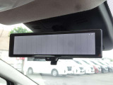 【スマートルームミラー】後席の大きな荷物や同乗者で後方が確認しづらい時でも安心!カメラが撮影した車両後方の映像をルームミラー内に表示。クリアな視界で状況の確認が可能です!