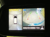 後方の映像に加え、車両周辺を上から見た表示も確認できるモニターです。駐車時や狭い場所での後退時に周囲の様子を把握しやすく、画面のガイド表示も位置合わせの目安になります。