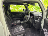前席はシートに柄のアクセントがあり、落ち着いた色合いでまとめられています。運転席から前方を見渡しやすい室内で、乗り降りの際もゆとりを感じられる空間です。