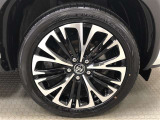 18インチ純正アルミホイール(215/50R18)装着です。