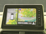 車両周辺を複数の視点で確認できる表示で、駐車時に周囲との位置関係をつかむのに役立ちます。画面内に目安線も表示され、狭い場所での駐車をサポートします。