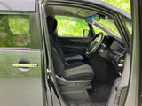 前席は視界が広く、運転席から前方や周囲を確認しやすいレイアウトです。シートには柄があしらわれ、落ち着いた色調の室内で、毎日の移動も心地よく過ごせます。