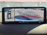 車体の大きいCX-8でも、狭い駐車場やT字路での取り回しが楽になる『360&deg;ビューモニター』を完備。上空から見下ろす全周囲カメラと障害物センサーの連携で、周囲の見通しを高めます。