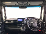 運転席は、大きな座面と包み込むような背もたれがドライバーの身体全体をしっかり支えます。上質なシート素材と座り心地のよいクッションを採用し、長時間の運転やコーナーの多い道も快適です