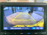 【リヤカメラ・ワイドビュー】後方を広く映し出し、左右からの接近車両や歩行者も確認しやすいビューです。