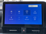 FM・AMやBluetooth、USBなど、複数の音源メニューを画面で確認できます。アイコンが並んだ見やすい表示で、使いたい音源を選びやすく、好みに合わせて車内で音楽を楽しめます。