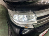 白く明るい光で夜間走行をサポートするLEDヘッドランプを搭載