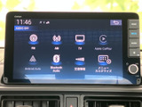 FM・AMのほか、テレビやBluetooth、スマートフォン連携などの選択肢が並びます。使いたい音源を画面から選びやすく、日常の移動時間に合わせて活用できます。