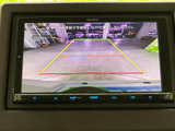 後方の映像にガイドラインが表示され、駐車時に車両と周囲の位置関係を確認する目安になります。後退時の安全確認をサポートし、日々の駐車を心強く支えます。