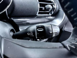 MINIの運転席操作部は、中央に構えるディスプレイが最大の特徴です。航空機を思わせるトグルスイッチなど、直感的で遊び心のあるメカニカルな操作感が、ゴーカートのような走りの高揚感を高めます。