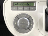 【オートエアコン】一度お好みの温度に設定すれば、車内の温度を検知し風量や温度を自動で調整。暑い&hellip;寒い&hellip;と何度もスイッチ操作をする必要はありません。快適な車内空間には必須の機能ですね♪