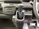 インパネシフトです。パーキングブレーキはフットブレーキタイプです。