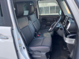 運転席まわりには十分なスペースがあり、大柄な方でもゆったり運転していただける環境です。