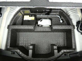 スペアタイヤレス車です。応急セットを搭載しております。