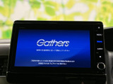 大きな画面にメニューやオーディオの表示がまとまり、必要な項目を視認しやすい構成です。画面まわりの操作部も分かりやすく、日常の移動中に便利に活用できる装備です。