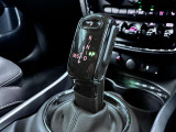 MINIのシフトレバーは、手に馴染む丸みを帯びた形状が特徴です。現行モデルではトグルスイッチ型の小さなレバーへ進化し、センターパネルに配置。足元がすっきりし、ゴーカート感覚の操作を楽しめます。