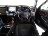 革巻きステアリングで快適な操作性の運転席です。