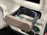 ワンプッシュ式オートオープンカップホルダーが運転席側に付いてます