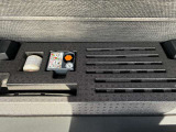 トランクルームのフタを開けると付属の車載工具がございます(^^) 必要に応じて買い足していただくことも可能です!