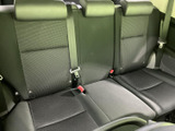 後席は左右に分かれた座面と背もたれにヘッドレストを備え、同乗者が落ち着いて過ごしやすい空間です。シートベルトも各席に配置され、家族や友人との移動にも便利に使えます。
