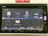 SDやUSB、Bluetooth Audio、VTR/AUXなどの項目が表示され、接続方法に応じた選択が可能です。交通情報やカスタマイズのメニューもまとまり、必要な項目を探しやすい構成です。