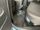 クリーナーを施工箇所全体に噴霧を行い、汚れ箇所を中心にブラッシングします。その後、専用の機械を使い、リンサーまたはスチーム洗浄で汚れを落としております。