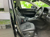 運転席まわりは、シートやドア内張りが落ち着いた色調でまとめられています。乗り降りしやすい開口部から室内を見渡せ、座った際も視界を確保しやすい印象です。