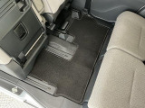 しっかりと汚れ、砂ぼこりを落とし足元まで清潔な車内空間を作り上げております♪