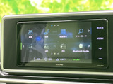 USBやラジオ、Bluetooth Audioなどの選択肢が画面に並び、使いたい音源を確認しやすい構成です。画面脇のボタンも備わり、日々の操作をスムーズに行えます。