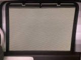 【ロールサンシェード】同乗者へのおもてなし。強い日差しを遮りつつ、外の景色も程よく楽しめるメッシュ素材が優秀です。家族や大切な人を日焼けや暑さから守る、優しい装備です。