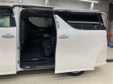 両側パワースライドドア付き!狭い駐車スペースなどでの乗り降りラクラク♪小さなお子さまのいるご家庭には嬉しい装備です。