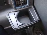 運転席側のドリンクホルダーは安定感のある埋め込み式となっています。