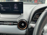 オート式エアコンは操作性が良好です。運転席と助手席にはシートヒーターが装備されており、座面と背もたれをすばやく温め、寒い時期にも快適な運転環境を提供します。