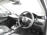 ★運転席周辺★大きなフロントガラスで見晴らしよく運転しやすい設計と、広くてゆとりのある運転席。楽な姿勢で座ることが出来るので長時間の運転でも疲れにくいですし体もぶれにくく工夫されています!