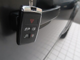 【キーレスエントリー】バッグやポケットからキーを取り出すことなく車にアクセスして、ロックとアラームを設定できます。 毎日の利便性をさらに高める機能です。