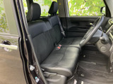 前席は座面と背もたれにゆとりを感じる形状で、運転席からの視界も開けています。落ち着いた色合いのシートと足元の空間がまとまり、乗り降りの際にも室内全体を見渡しやすい配置です。