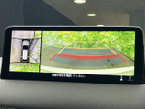後方映像に加えて車両周辺の表示も確認でき、駐車時の周囲確認をサポートします。画面のガイド表示を目安に、落ち着いてバック操作を行える便利な装備です。
