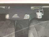 【トヨタセーフティセンス】走行中に前方の車両等を認識し、衝突しそうな時は警報とブレーキで衝突回避と被害軽減をアシスト。より安全にドライブをお楽しみいただけます。