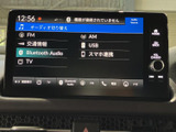 FM・AMに加え、USBやBluetooth Audio、テレビなど複数の音源が画面に並びます。使いたい項目を一覧から選べるため、気分や利用環境に合わせて音源を切り替えやすい装備です。