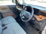 前席周辺です。ガラスエリアが広く運転もしやすく、見晴らしのいい運転席です。