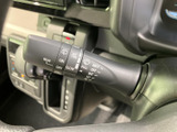 レバーにワイパー関連の表示があり、操作位置を確認しやすい設計です。前方から大きく視線を外さず扱いやすく、雨の日や視界の変化に応じた操作を手元で行える便利な装備です。
