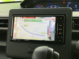 テレビ番組を画面で視聴でき、停車中の待ち時間も快適にお過ごしいただけます。車内でひと息つきたいときに、映像を楽しめる便利な装備です。