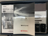 スマートキーは鍵をバッグに入れたままでもドアロックの開閉やエンジンのON・OFFができます。夜間や雨の日も鍵を探さなくて良いので便利です。