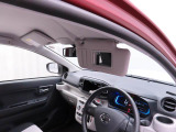 運転席サンバイザー裏にバニティミラー。気になった時にサッと身だしなみチェック。