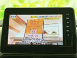テレビ番組を画面で視聴でき、停車中の待ち時間も車内で過ごしやすくなります。画面には番組映像と字幕が表示されており、休憩中などに映像を楽しみたい方に便利です。