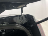 バックドアの右側のヒンジ部分!