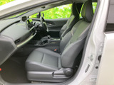 前席はゆったりとした座面と背もたれが備わり、乗車中も落ち着いて過ごせる空間です。ドア開口部から車内を見渡しやすく、乗り降りの際にも室内の様子を確認できます。