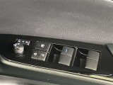 格納式リモコンドアミラーと、パワーウィンドウマスタースイッチです。車内の換気も運転席から簡単に行えます。