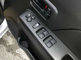 ドアミラー調整スイッチとパワーウィンドウスイッチを運転席ドアに集中させています